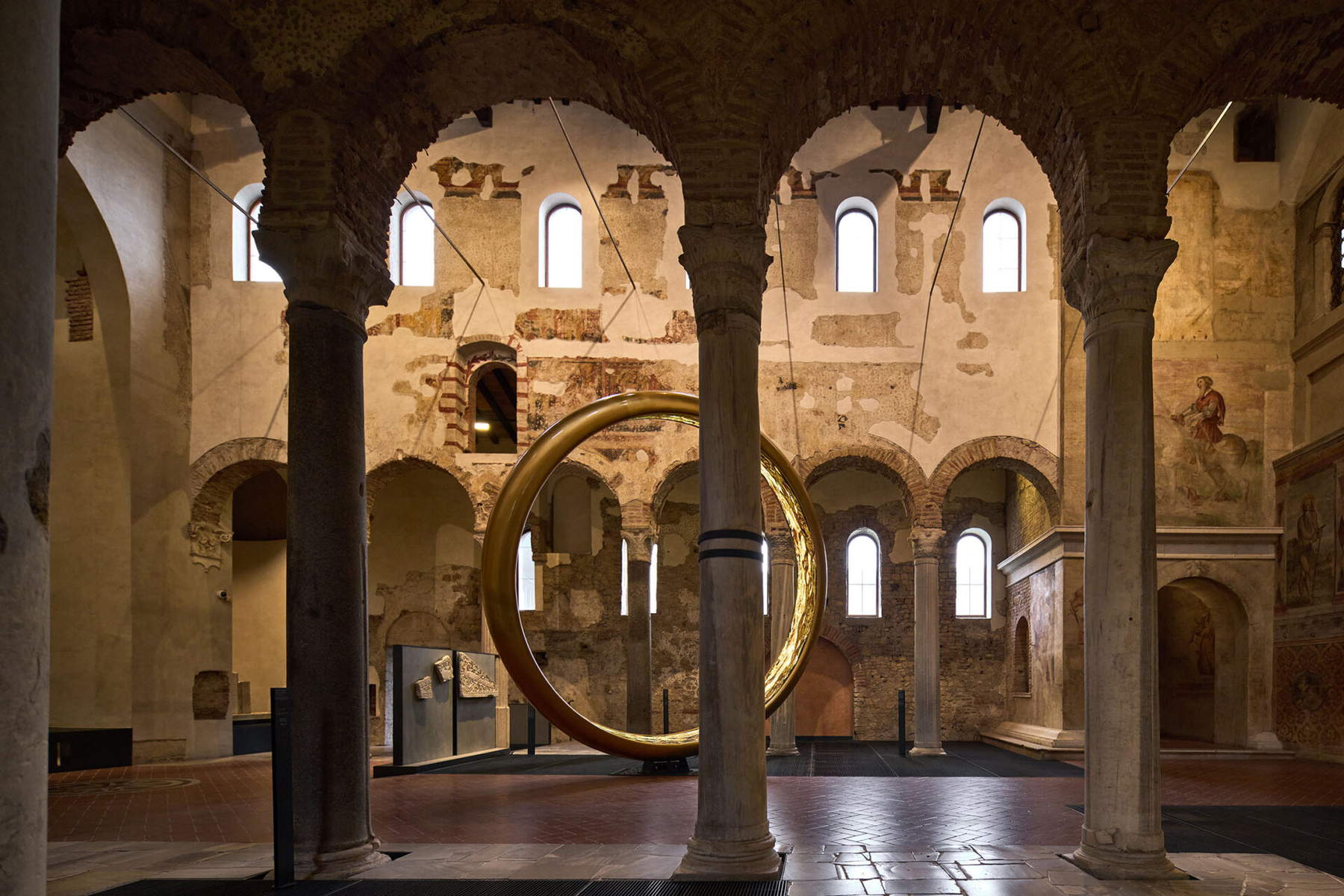 Fabrizio Plessi, Plessi sposa Brixia. Basilica di San Salvatore, Museo di Santa Giulia. Credit Fondazione Brescia Musei. Foto di Petrò Gilberti