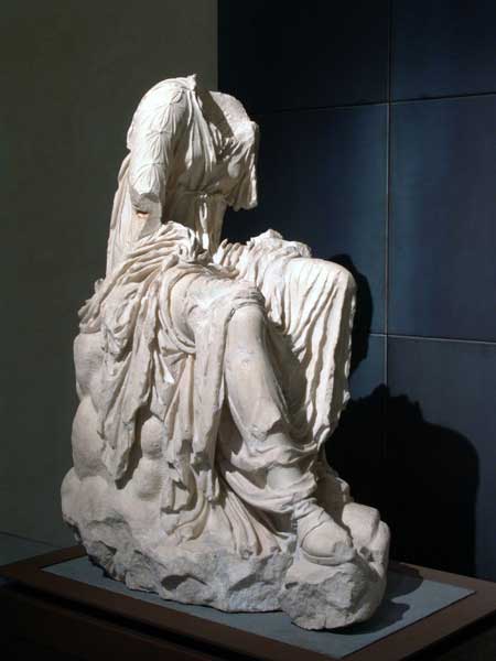 Arte romano (del periodo helenístico original), Estatua de una Musa sedente tipo Calíope (mármol, altura 121 cm; Roma, Museos Capitolinos, inv. MC1824) Arte romano (del periodo helenístico original), Estatua de una Musa sedente tipo Calíope (mármol, altura 121 cm; Roma, Museos Capitolinos, inv. MC1824)