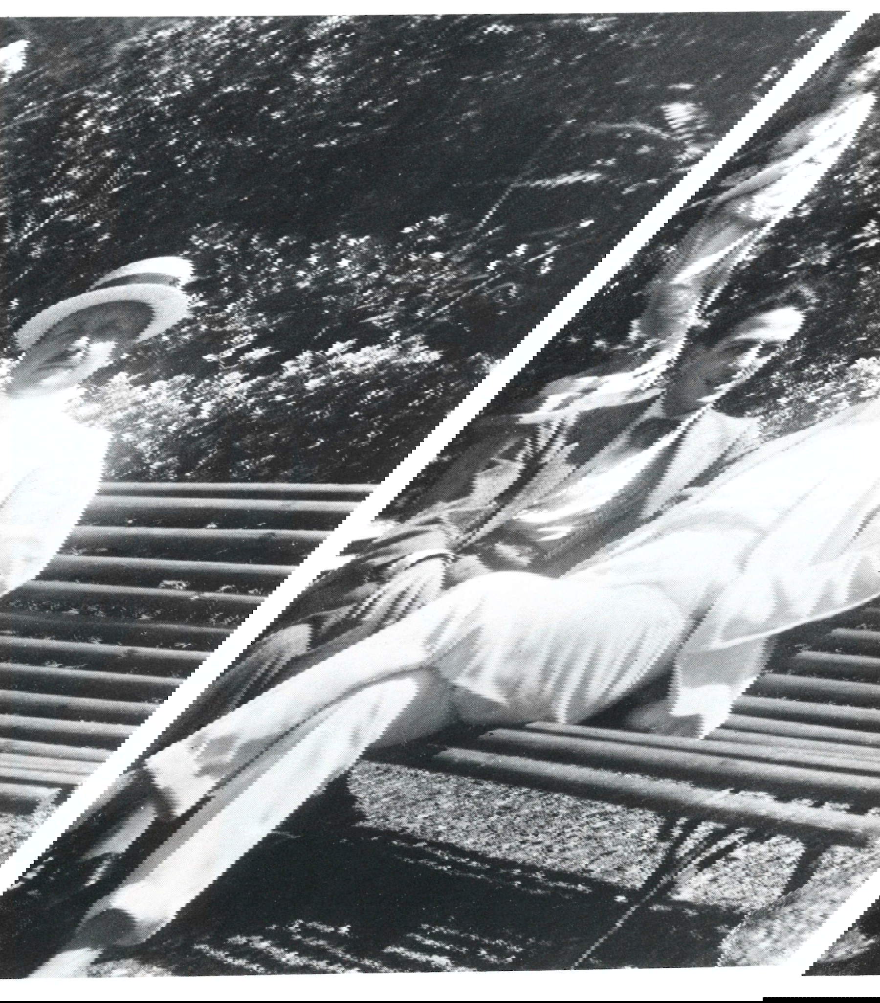 Primo Conti e Tommaso Marinetti nel giardino della villa, alle spalle una statua che si conserva ancora oggi, 1920.
