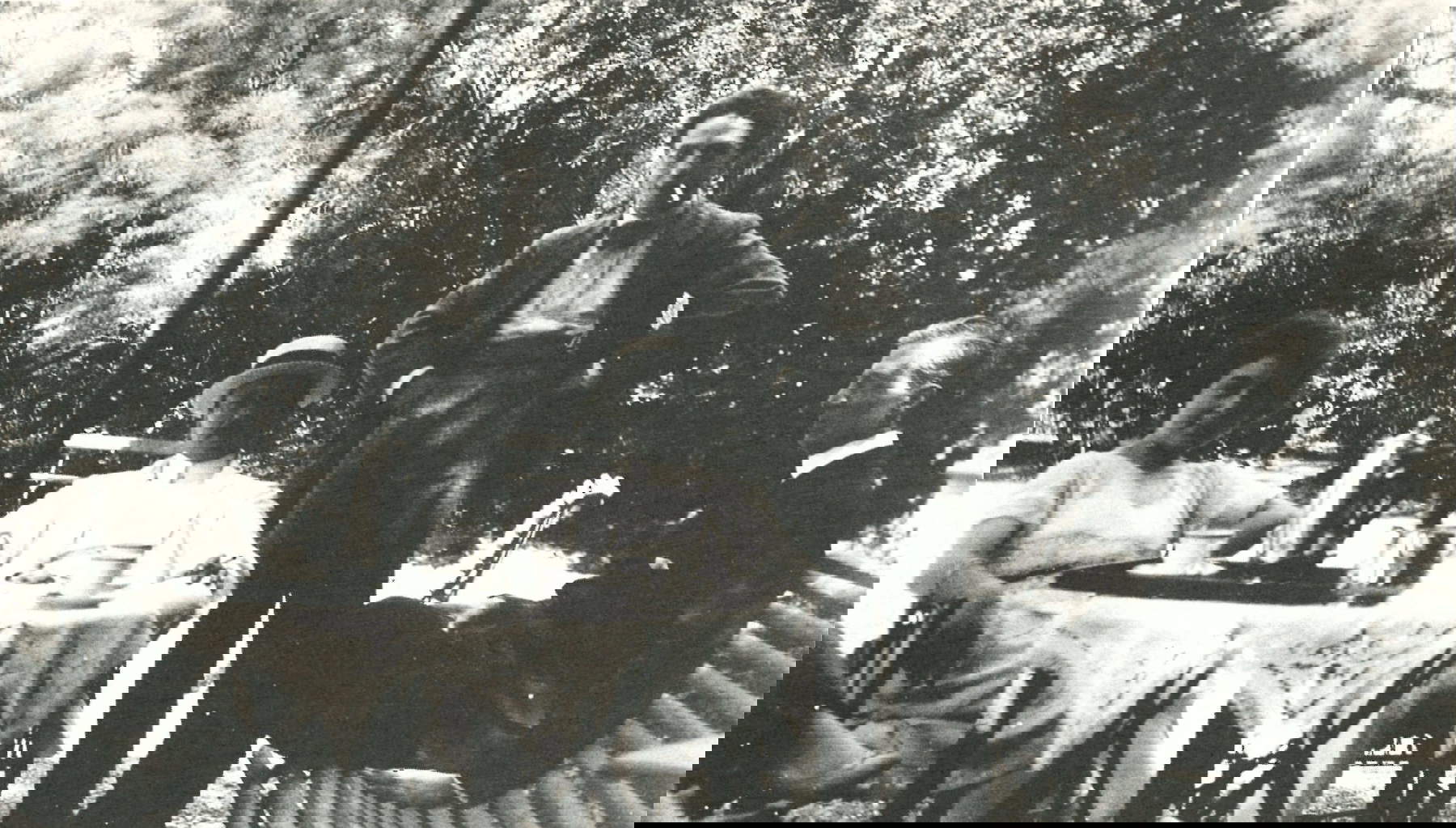 Primo e Lina Conti, Tommaso Marinetti e Piero Simonetti nel giardino della Villa nel 1920.
