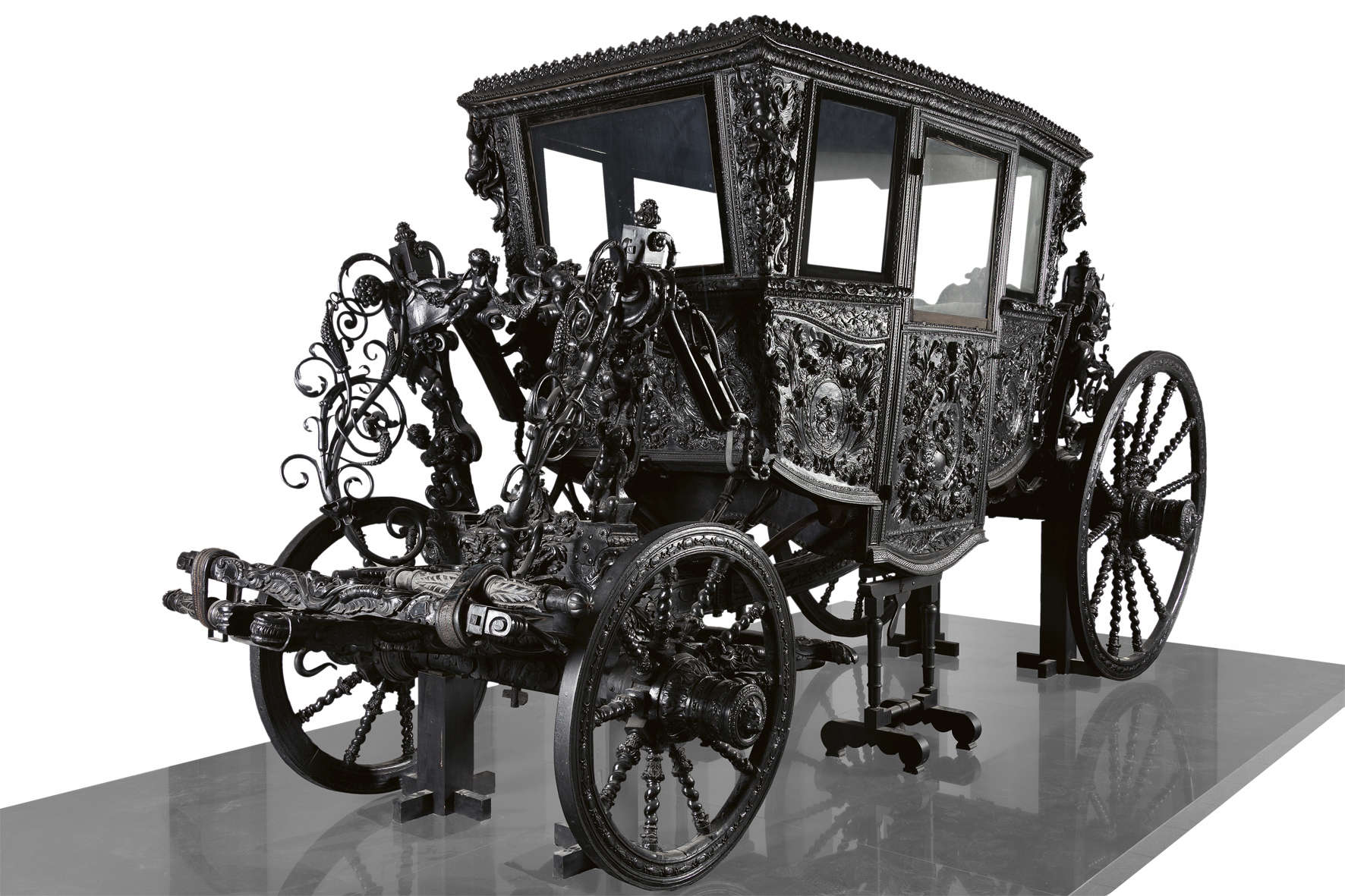 Chariot noir (1670-1680 ; noyer, fer, cuir, textiles, 265 x 501 x 191 cm ; Madrid, Galerie des collections royales)