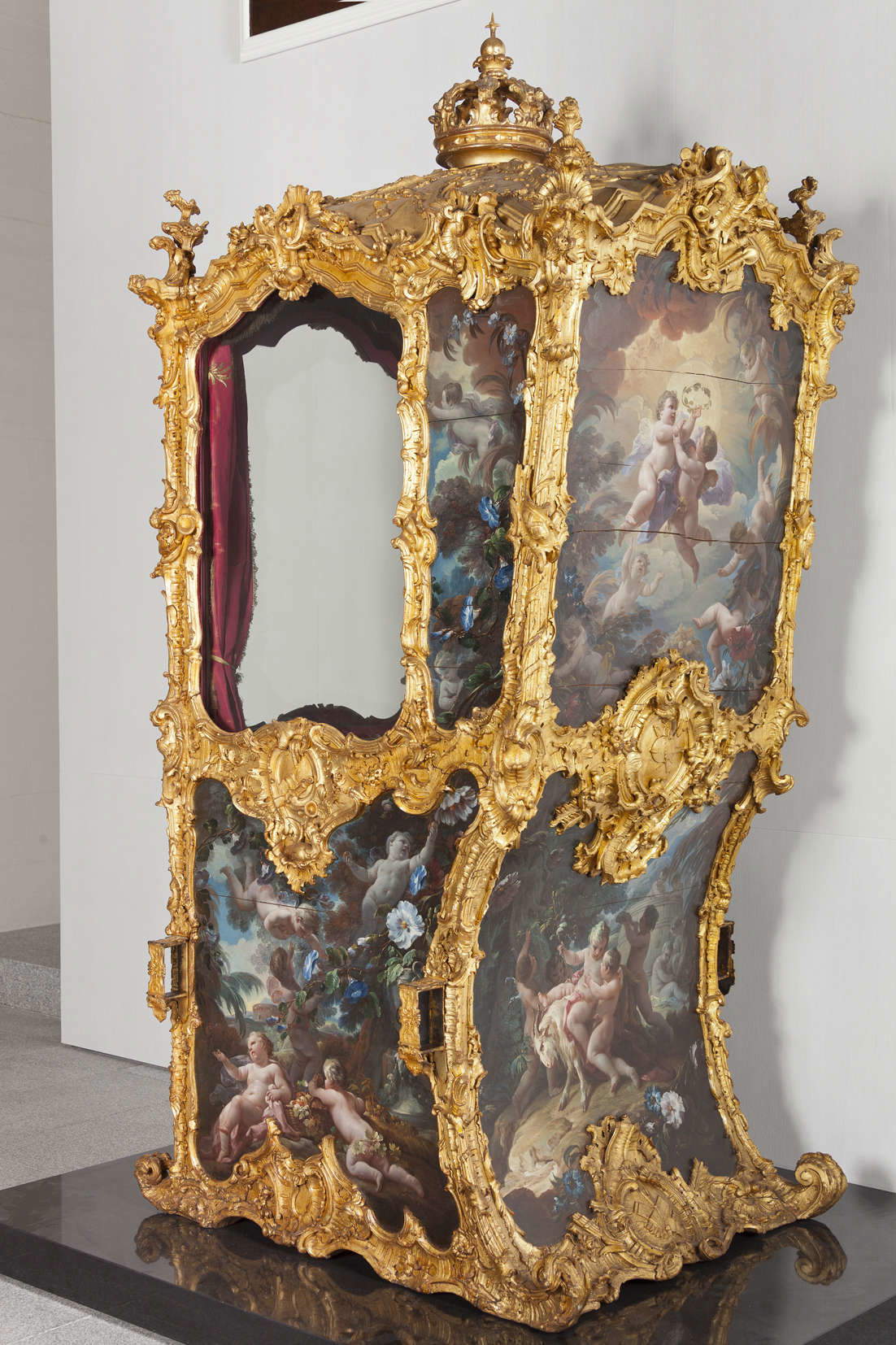 Corrado Giaquinto, Porteuse de la reine Marie de Bragance (1753-1758 ; bois de pin peint, bronze, soie, velours, 160,5 x 179,5 x 775 cm ; Madrid, Galerie des collections royales)