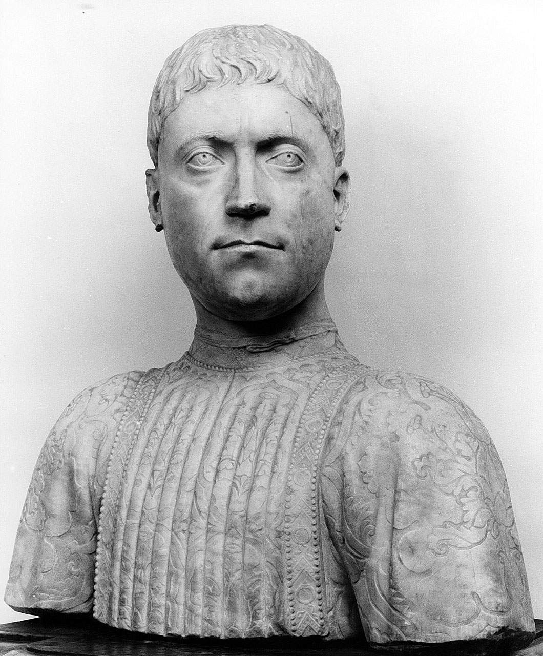Mino da Fiesole, Büste von Piero di Cosimo de' Medici (1453-1454; Marmor, Höhe 55 cm; Florenz, Museo Nazionale del Bargello) Mino da Fiesole, Büste von Piero di Cosimo de' Medici (1453-1454; Marmor, Höhe 55 cm; Florenz, Museo Nazionale del Bargello)