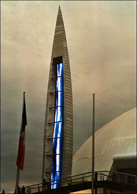 Fabrizio Plessi, Mare verticale (2000; Stahlkonstruktion, LED-Bildschirm, Ton, Höhe 44 m). Installationsansicht auf der Expo Hannover (2000) Fabrizio Plessi, Mare verticale (2000; Stahlkonstruktion, LED-Bildschirm, Ton, Höhe 44 m). Installationsansicht auf der Expo Hannover (2000)