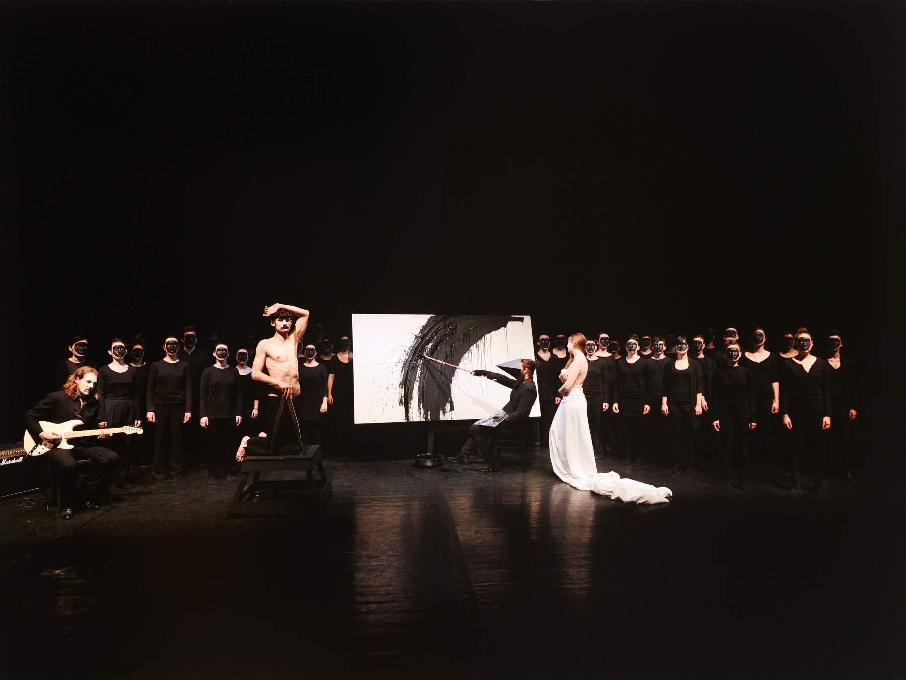 Luigi Presicce, Abstrakte Allegorie des Malerateliers in der Hölle zwischen den Zwillingspunkten (2014; Performance) Luigi Presicce, Abstrakte Allegorie des Malerateliers in der Hölle zwischen den Zwillingspunkten (2014; Performance)