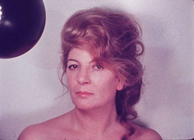 Marinella Pirelli, Doppeltes Selbstporträt (1973-1974; Video) Marinella Pirelli, Doppeltes Selbstporträt (1973-1974; Video)