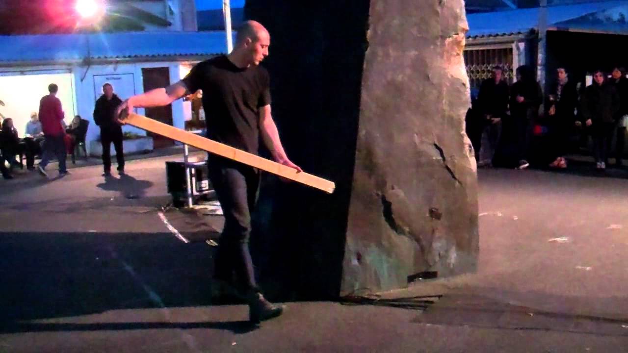 Nico Vascellari, Ich höre einen Schatten (2009-2010; Aufführung) Nico Vascellari, Ich höre einen Schatten (2009-2010; Aufführung)