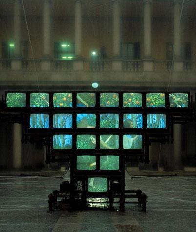 Studio Azzurro, Zwei Pyramiden (1984; Videoraum mit 21 synchronisierten Videoprogrammen, 42 25'-Monitoren, 21 3/4-Playern, 4 Audio-Lautsprechern, Lichtdesign, selbsttragende PVC-Pyramide) Studio Azzurro, Zwei Pyramiden (1984; Videoraum mit 21 synchronisierten Videoprogrammen, 42 25'-Monitoren, 21 3/4-Playern, 4 Audio-Lautsprechern, Lichtdesign, selbsttragende PVC-Pyramide)