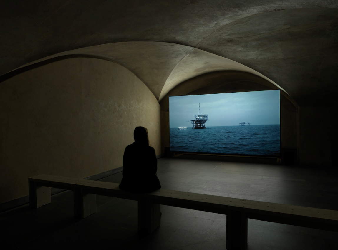 Yuri Ancarani, Memories for Moderns (2009; Video, Dauer 55'). Installationsansicht im Museo Marino Marini in Florenz, 2012 Yuri Ancarani, Memories for Moderns (2009; Video, Dauer 55'). Installationsansicht im Museo Marino Marini in Florenz, 2012