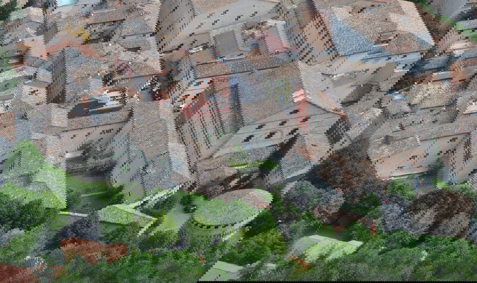 Cagli, Convento de San Nicol&ograve;. En la toma desde arriba, se puede juzgar la amplitud de la zona ocupada por el Convento de San Nicol&ograve; delimitada a la izquierda por la torre de Porta Massara y a la derecha por el Teatro Municipal hasta el Torrione de Francesco di Giorgio Martini.