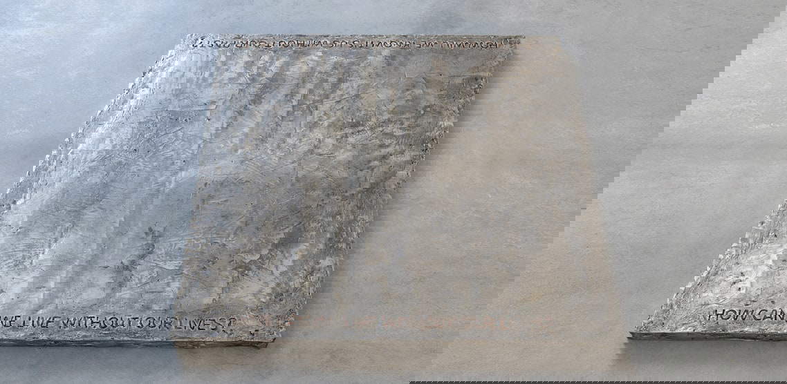 Francesco Arena, Untitled (Slab) (2018; weiße Bronze, 100 x 100 x 3 cm; Montalcino, Tenuta di Castelgiocondo) Francesco Arena, Untitled (Slab) (2018; weiße Bronze, 100 x 100 x 3 cm; Montalcino, Tenuta di Castelgiocondo)