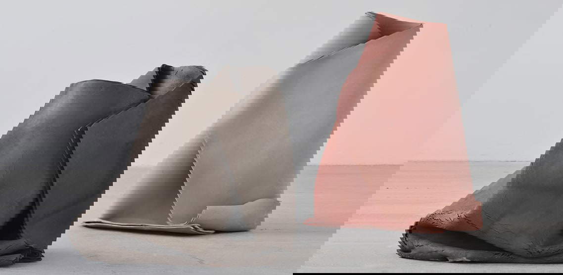 Sonia Kacem, Les Grandes (2018; schwarze halbfeuerfeste Erde, 60x72x56 cm, und rosa Steinzeugerde, 80x63x46 cm; Montalcino, Tenuta di Castelgiocondo) Sonia Kacem, Les Grandes (2018; schwarze halbfeuerfeste Erde, 60x72x56 cm, und rosa Steinzeugerde, 80x63x46 cm; Montalcino, Tenuta di Castelgiocondo)