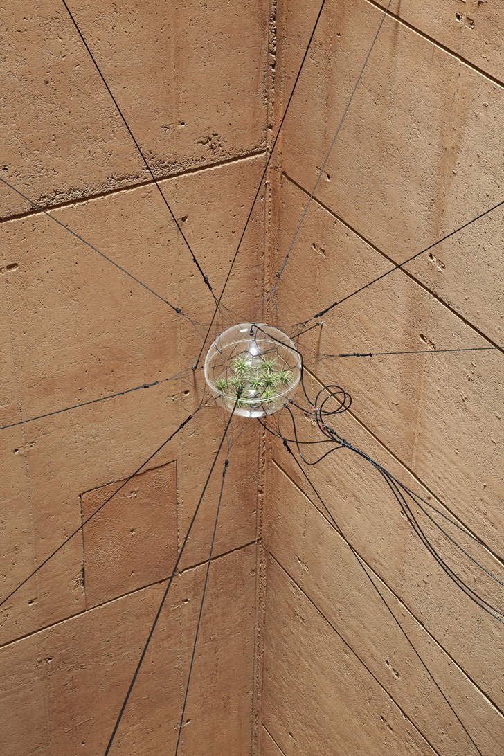 Tomás Saraceno, Biosphäre 06 (2009; San Casciano Val di Pesa, Kunstprojekt Antinori) Tomás Saraceno, Biosphäre 06 (2009; San Casciano Val di Pesa, Kunstprojekt Antinori)