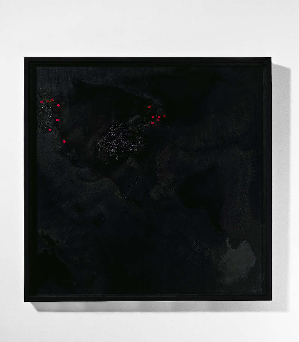 Roberto Cuoghi, Sin título (Globo negro con viñetas) (2003; grafito, lápices, esmalte, pantallas, cinta adhesiva, rotuladores, pantone, lápices de cera, plexiglás satinado, viñetas adhesivas sobre acetato, 103 x 103 cm; Rivoli, Castello di Rivoli Museo d'Arte Contemporanea)