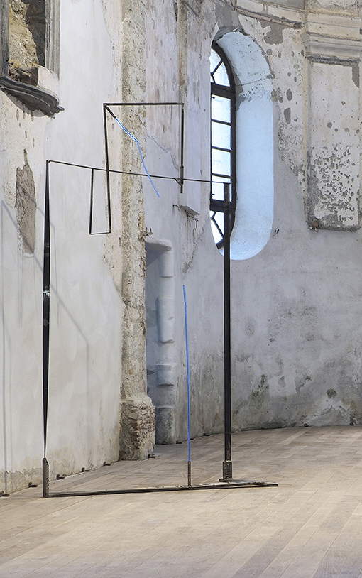 Valdi Spagnulo, Domus of Zeus (2015; burnished and brushed satin-finished iron and stainless steel, treated and colored Plexiglas, ca. 250 x 145 x 59 cm). Photo: A. Repetto