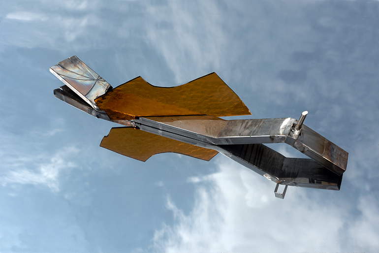 Valdi Spagnulo, On the Road (2023; burnished and brushed stainless steel, mirrored steel, amber-colored antique glass, 66 x 14 x 13 cm (approx.)). Photo: A. Bellati