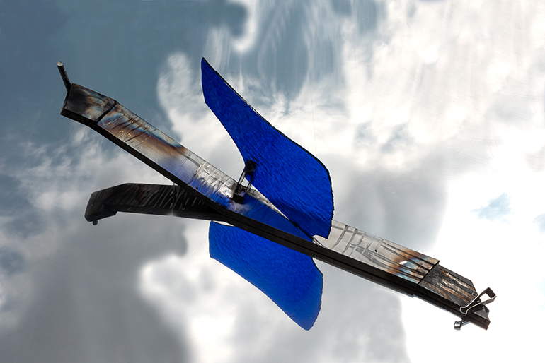 Valdi Spagnulo, On the Road (2023; burnished and brushed stainless steel, mirrored steel, blue-colored antique glass, ca. 77 x 27 x 11 cm). Photo: A. Bellati