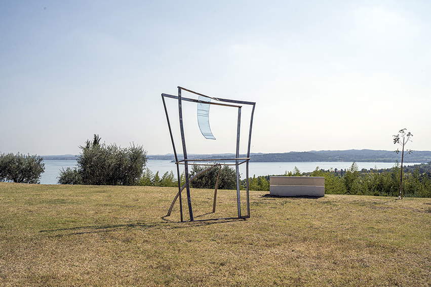 Valdi Spagnulo, Flap of Sky (2006; satinized and burnished stainless steel, colored Plexiglas, ca. 320 x 220 x 120 cm). Photo: V. Spagnulo