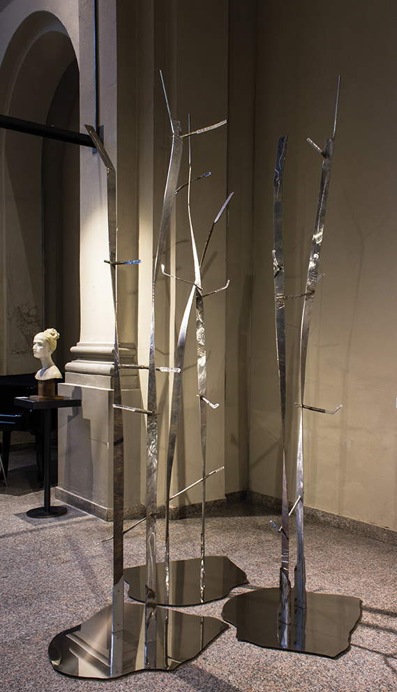 Valdi Spagnulo, Reverberations (2009; polished, burnished and brushed stainless steel, treated and colored Plexiglas, 280 x 75 x 75 cm approx. cad.). Photo: Biondelli