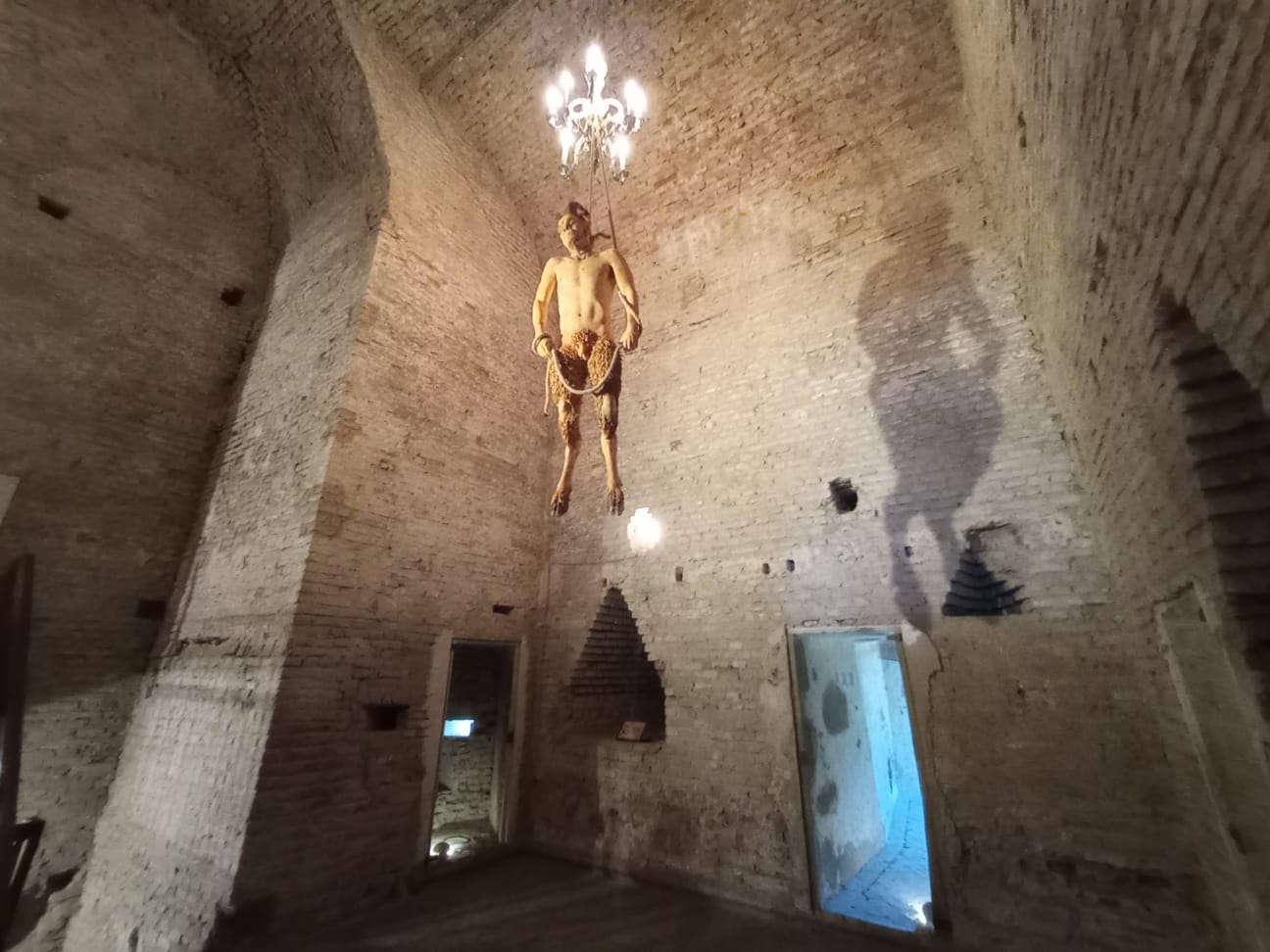 Bertozzi&amp;Casoni, La mort d'Eros (2000-2023 ; céramique polychrome, hauteur 350 cm ; Studio Bertozzi&amp;Casoni)