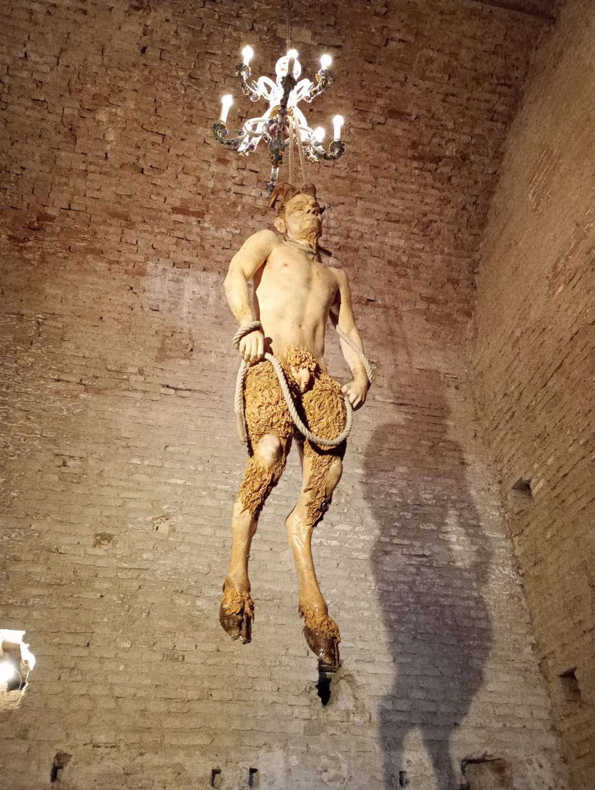 Bertozzi&amp;Casoni, La mort d'Eros (2000-2023 ; céramique polychrome, hauteur 350 cm ; Studio Bertozzi&amp;Casoni)