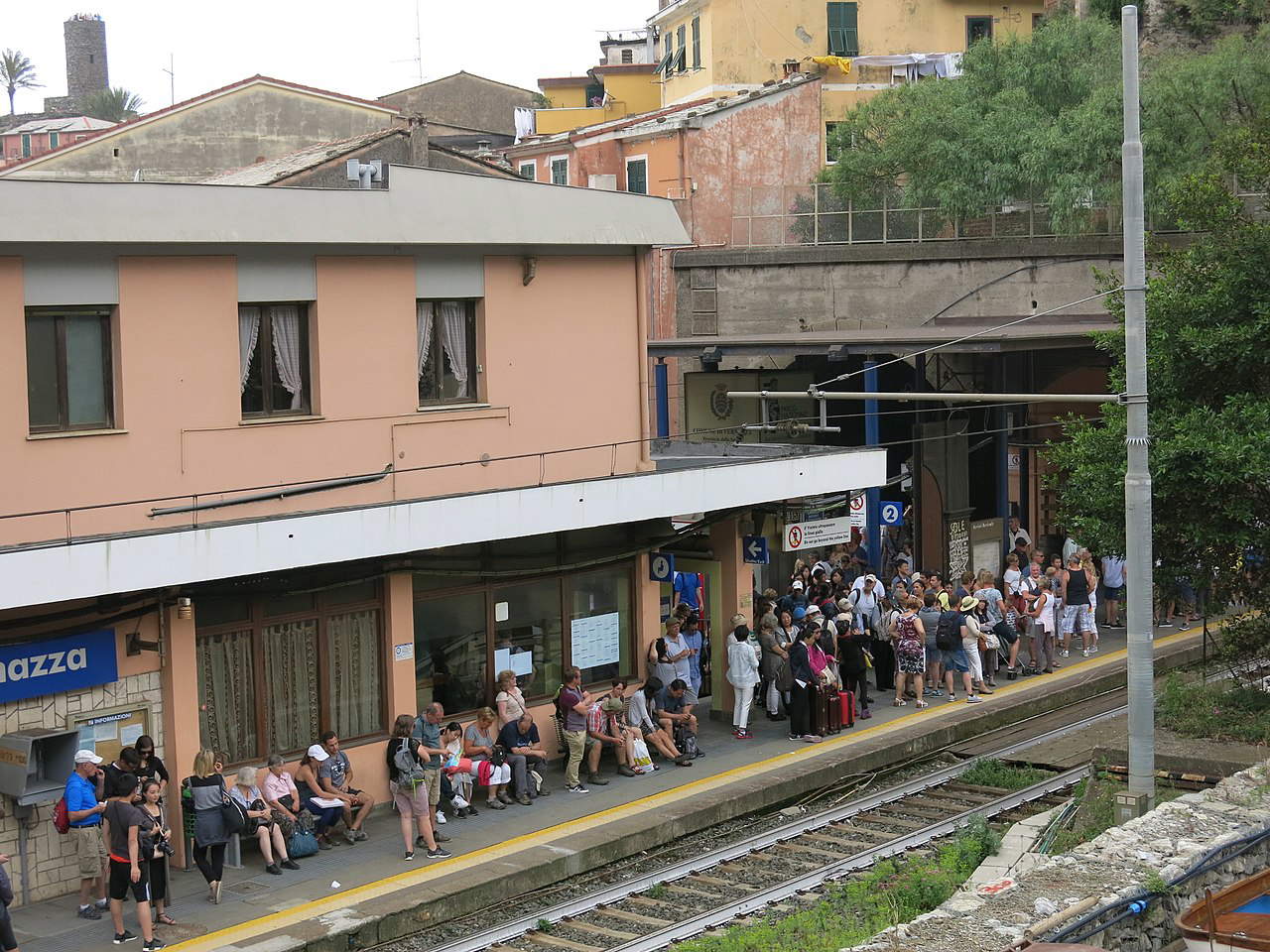 Touristes à la gare de Vernazza, Cinque Terre Touristes à la gare de Vernazza, Cinque Terre