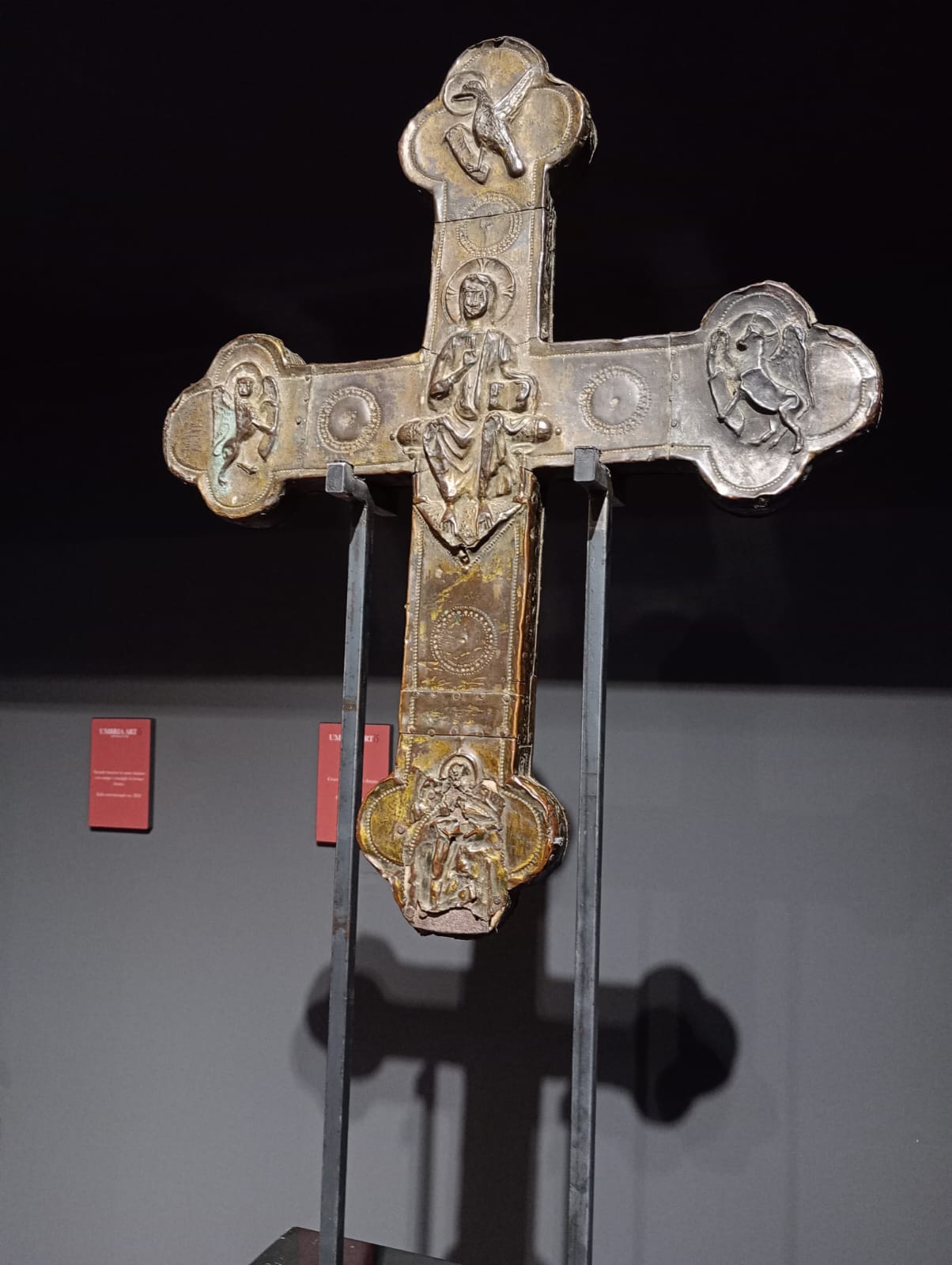 Sulmoneser Goldschmied, Astylarkreuz (frühes 13. Jahrhundert; vergoldetes und geprägtes Kupfer). Präsentiert von Umbria Artis