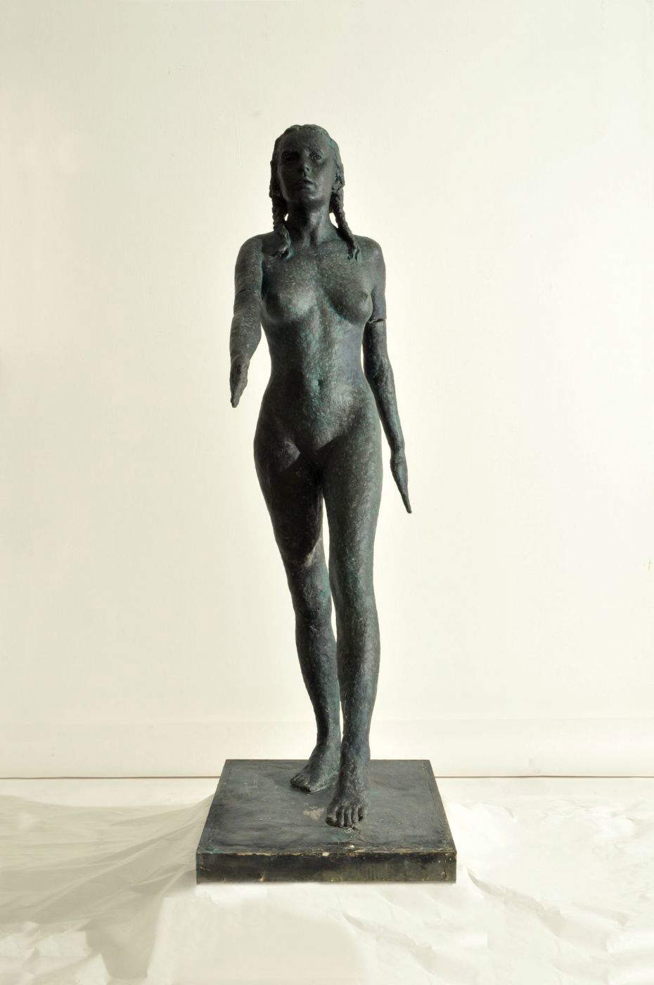 Vindizio Nodari Pesenti, Der Turner (1939; patinierter Gips, Höhe 170 cm). Präsentiert von Studiolo Fine Art