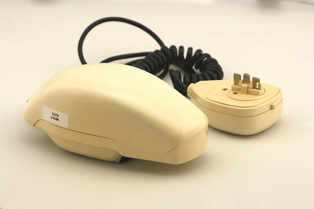 Téléphone Grillo fermé avec sa poignée (Milan, Musée des sciences et des technologies Leonardo da Vinci) Téléphone Grillo fermé avec sa poignée (Milan, Musée des sciences et des technologies Leonardo da Vinci)