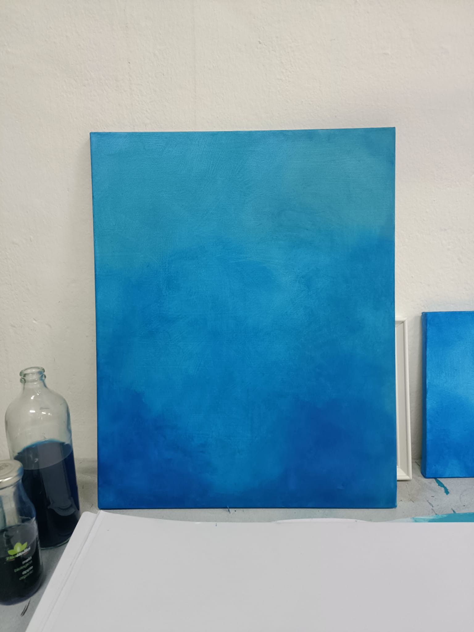 Elisa Nepote, Vertikale Kulisse (2023; Acryl und Tinte auf Leinwand, 20 x 35 cm) Elisa Nepote, Vertikale Kulisse (2023; Acryl und Tinte auf Leinwand, 20 x 35 cm)