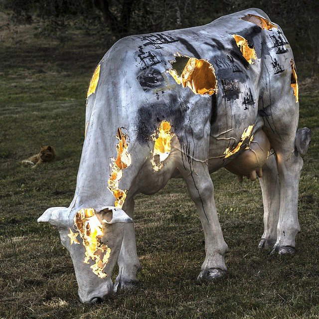 Mario Consiglio, Ideal Observatory (2013; Harz, Neonkarton und Moos, 136 x 208 x 62,8). Foto: Andrea Adriani