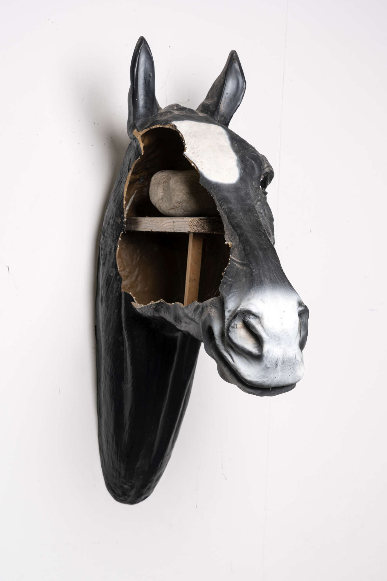 Mario Consiglio, Sanpietrino (2011; Harz, Holz und Stein, 77 x 56 x 21). Foto: Andrea Adriani