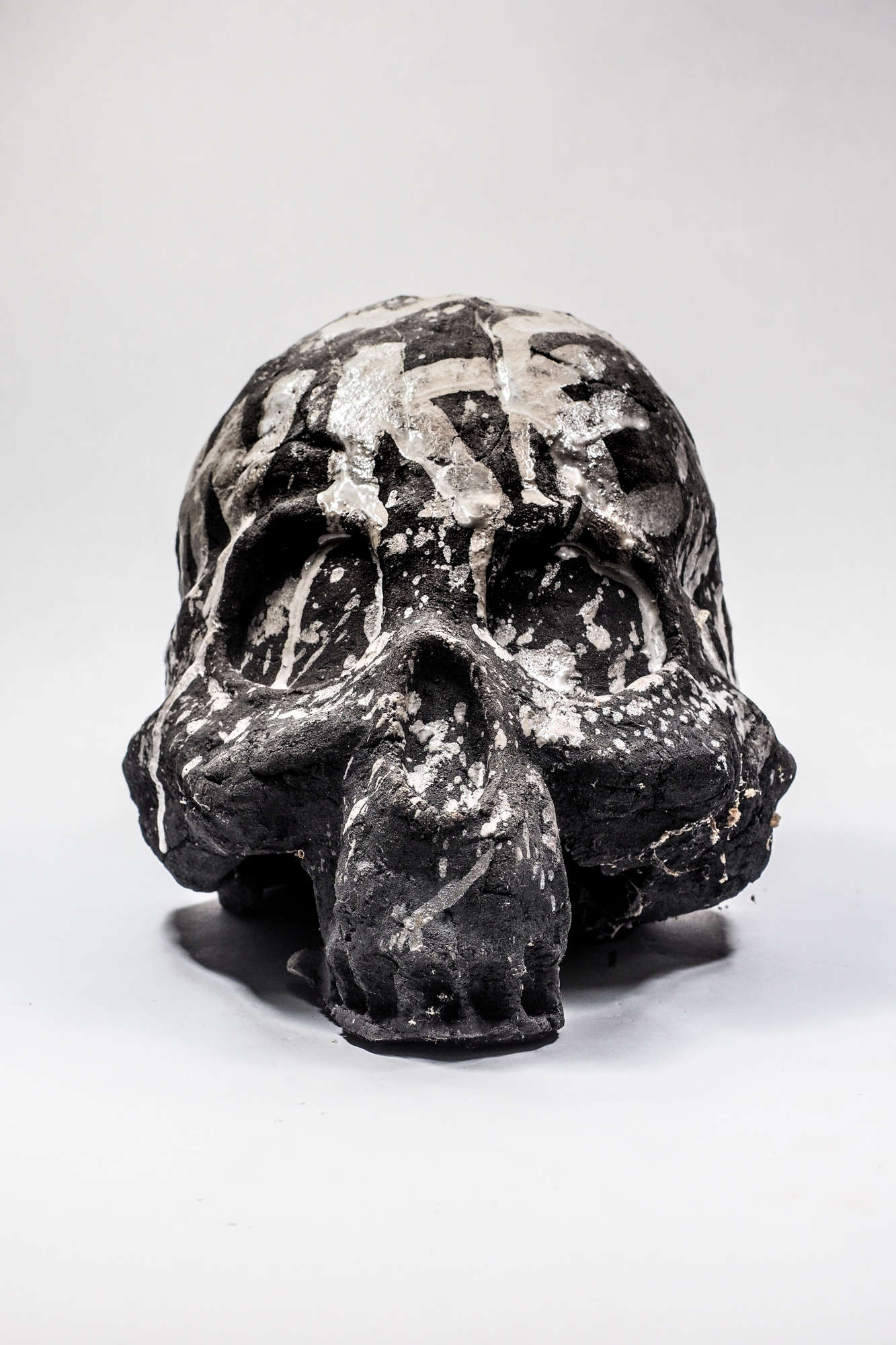 Mario Consiglio, Gorillaschädel (2014; Raku-Keramik). Foto: Andrea Adriani