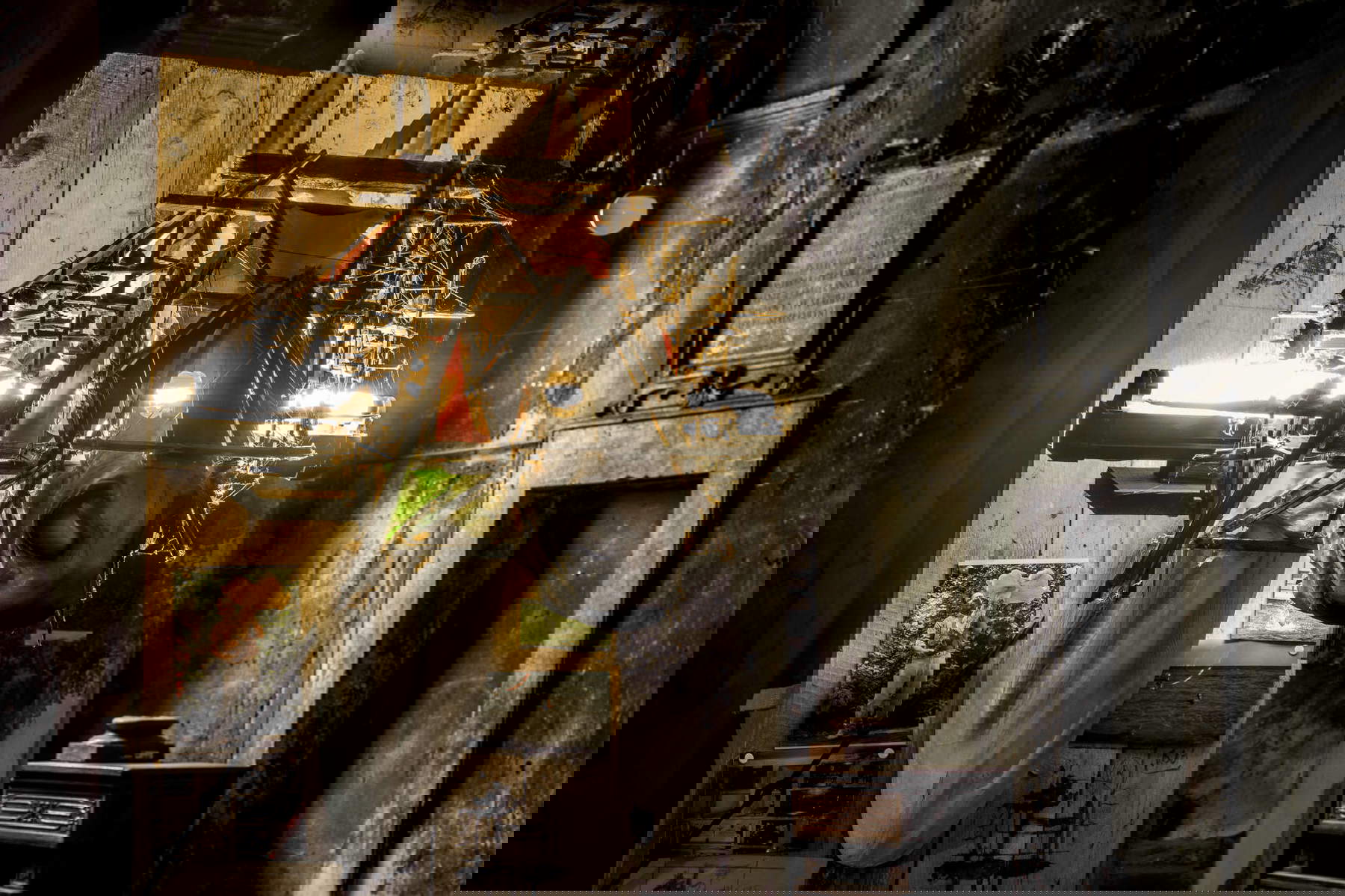 Mario Consiglio, Tottenham Rave (2012; Fiberglas, Holz, Neon, gedruckte Bilder, Steine und Moos, 182 x 62 x 98 cm). Foto: Andrea Adriani