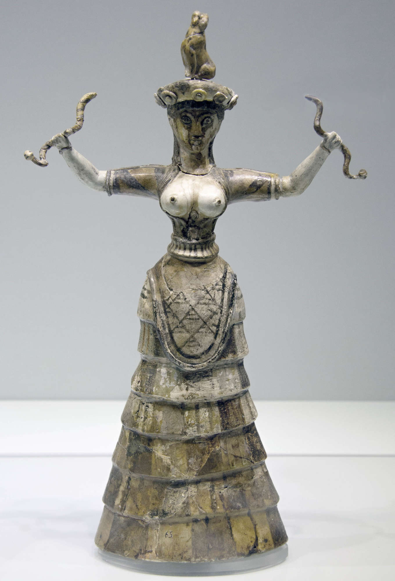 Arte minoica, Dea dei serpenti (1600 a.C. circa; maiolica, altezza 29,5 cm; Heraklion, Museo Archeologico) Arte minoica, Dea dei serpenti (1600 a.C. circa; maiolica, altezza 29,5 cm; Heraklion, Museo Archeologico)