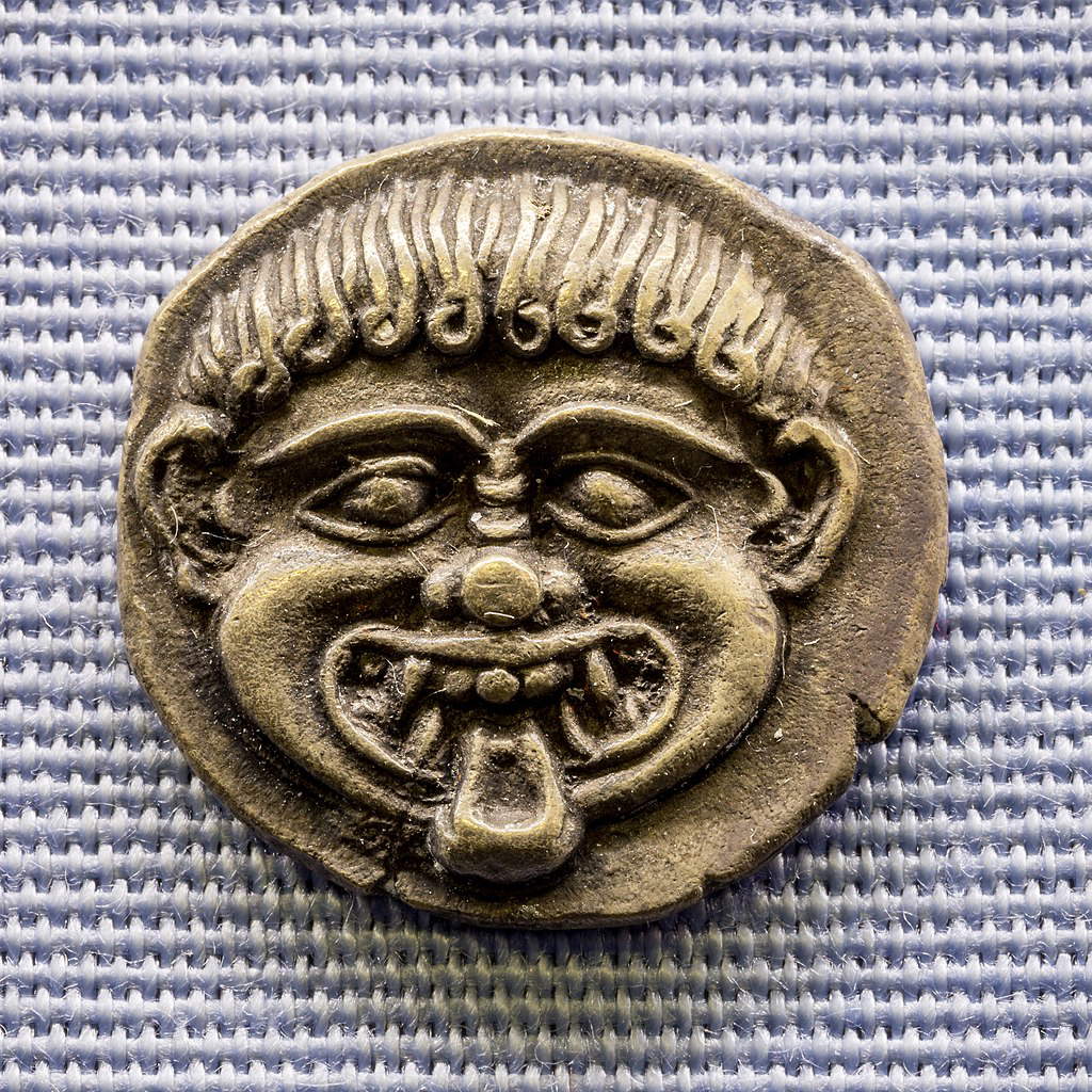 Terzo di statere con Gorgoneion (530-450 a.C. circa; argento; Monaco di Baviera, Staatliche Münzsammlung). Foto: Wikimedia/ArchaiOptix Terzo di statere con Gorgoneion (530-450 a.C. circa; argento; Monaco di Baviera, Staatliche Münzsammlung). Foto: Wikimedia/ArchaiOptix