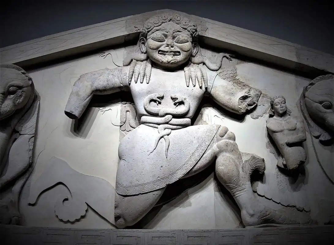 Gorgone in posizione dello schema Knielauf (590 a.C., dal Tempio di Artemide, parte centrale del frontone occidentale, Corfù; Corfù, Museo Archeologico) Gorgone in posizione dello schema Knielauf (590 a.C., dal Tempio di Artemide, parte centrale del frontone occidentale, Corfù; Corfù, Museo Archeologico)