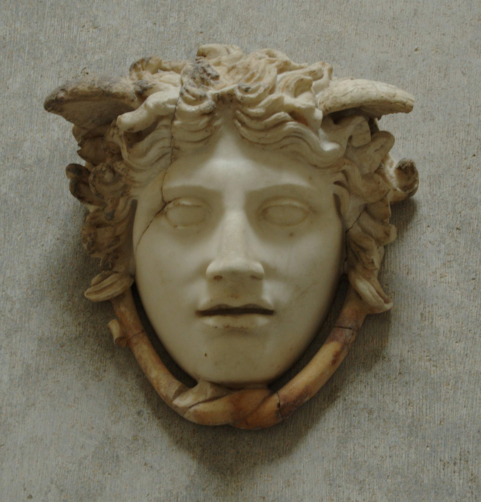 Da Fidia, Medusa Rondanini (copia romana da originale del V secolo a.C.; marmo, altezza 40 cm; Monaco di Baviera, Glyptothek) Da Fidia, Medusa Rondanini (copia romana da originale del V secolo a.C.; marmo, altezza 40 cm; Monaco di Baviera, Glyptothek)
