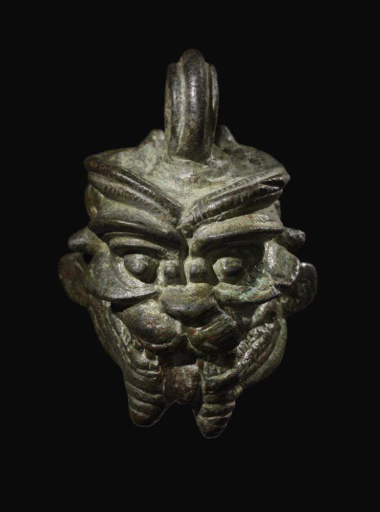 Arte mesopotamica, Amuleto con testa di Pazuzu (800-600 a.C. circa; bronzo, 10,55 x 7,20 x 6 cm; Londra, British Museum) Arte mesopotamica, Amuleto con testa di Pazuzu (800-600 a.C. circa; bronzo, 10,55 x 7,20 x 6 cm; Londra, British Museum)