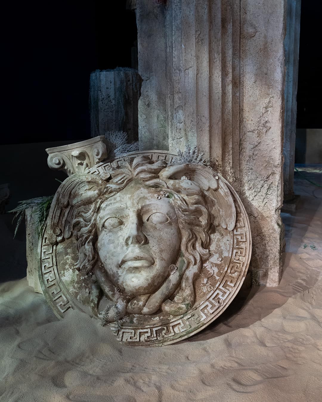 Versace Polis Runway, allestimento dello spazio scenico, 2020 Versace Polis Runway, allestimento dello spazio scenico, 2020