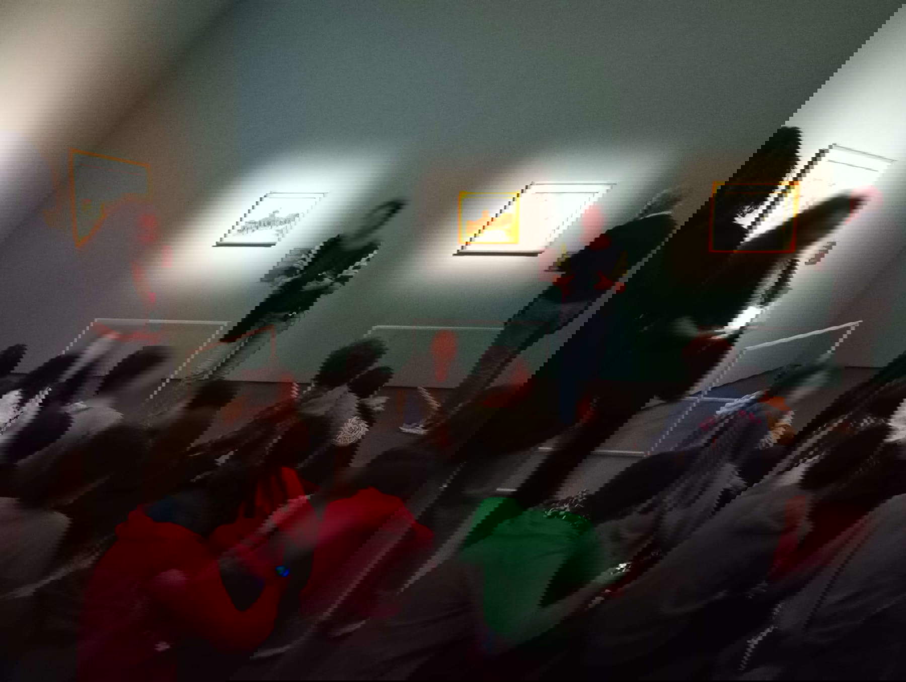 Des écoliers assis par terre dans la salle la plus fréquentée de l'exposition Des écoliers assis par terre dans la salle la plus fréquentée de l'exposition