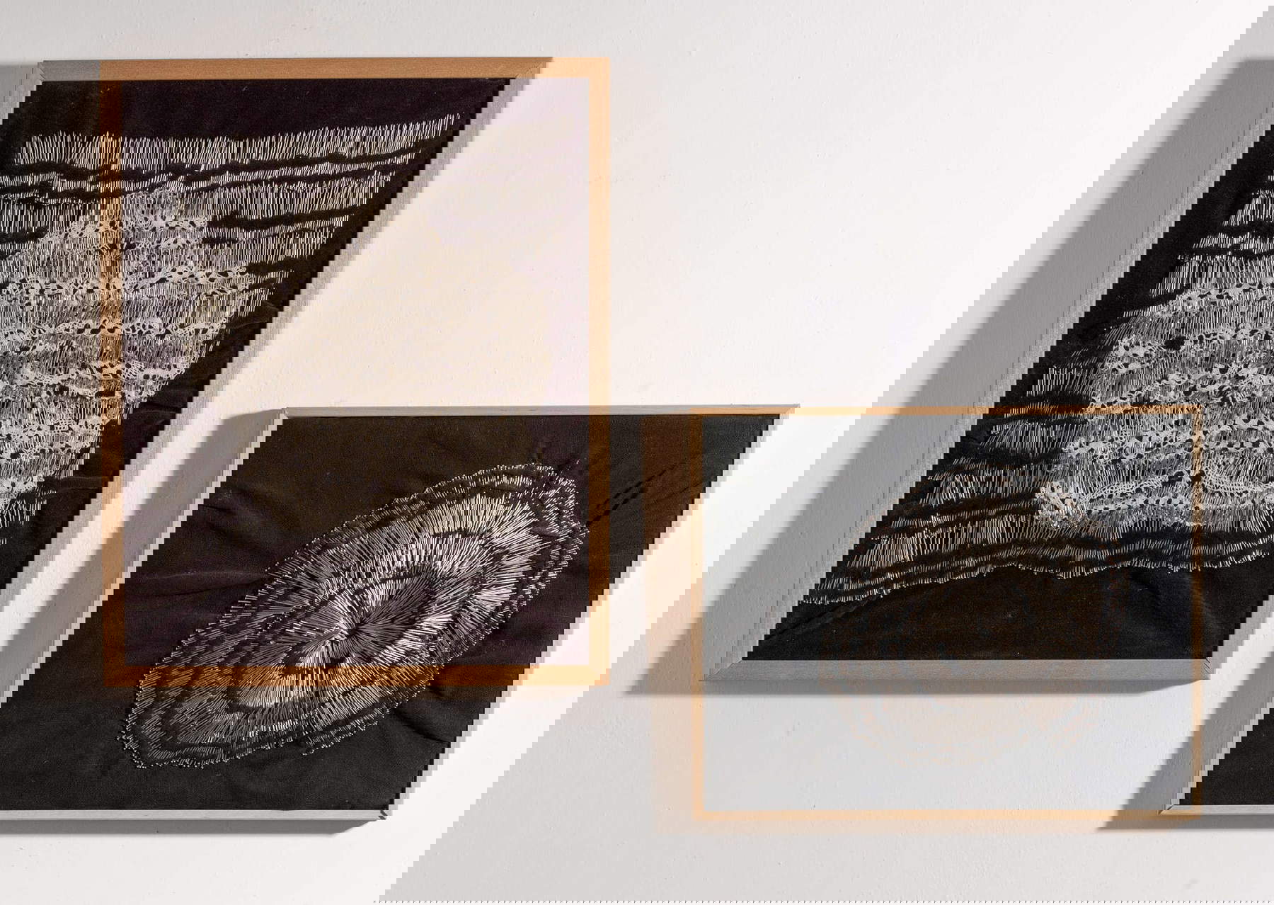 Laura Patacchia, aspettAmi-tessiture (1999; Nadeln, Stoff, Spitze, Leinwand, 24 x 30, 20 x 25 cm). Foto: Luca Trauzzola Laura Patacchia, aspettAmi-tessiture (1999; Nadeln, Stoff, Spitze, Leinwand, 24 x 30, 20 x 25 cm). Foto: Luca Trauzzola