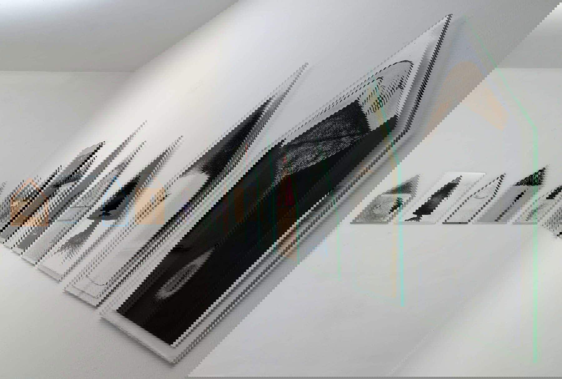 Laura Patacchia, Body-house (2015-2023; Zeichnungen, Glas, Mischtechnik, Maße variabel). Free Moccos' Haus Deruta, 2015. Foto: Luca Trauzzola Laura Patacchia, Body-house (2015-2023; Zeichnungen, Glas, Mischtechnik, Maße variabel). Free Moccos' Haus Deruta, 2015. Foto: Luca Trauzzola