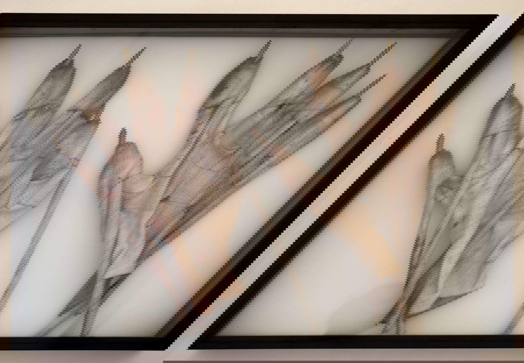 Laura Patacchia, Writers' Gloves (1997; Bic-Stifte, Stoff, Eisen, natürliche Maße). Art 4 Future, Palazzo Lucarini Contemporary, Trevi, 2023. Foto: Zouhair Bellahmar Laura Patacchia, Writers' Gloves (1997; Bic-Stifte, Stoff, Eisen, natürliche Maße). Art 4 Future, Palazzo Lucarini Contemporary, Trevi, 2023. Foto: Zouhair Bellahmar