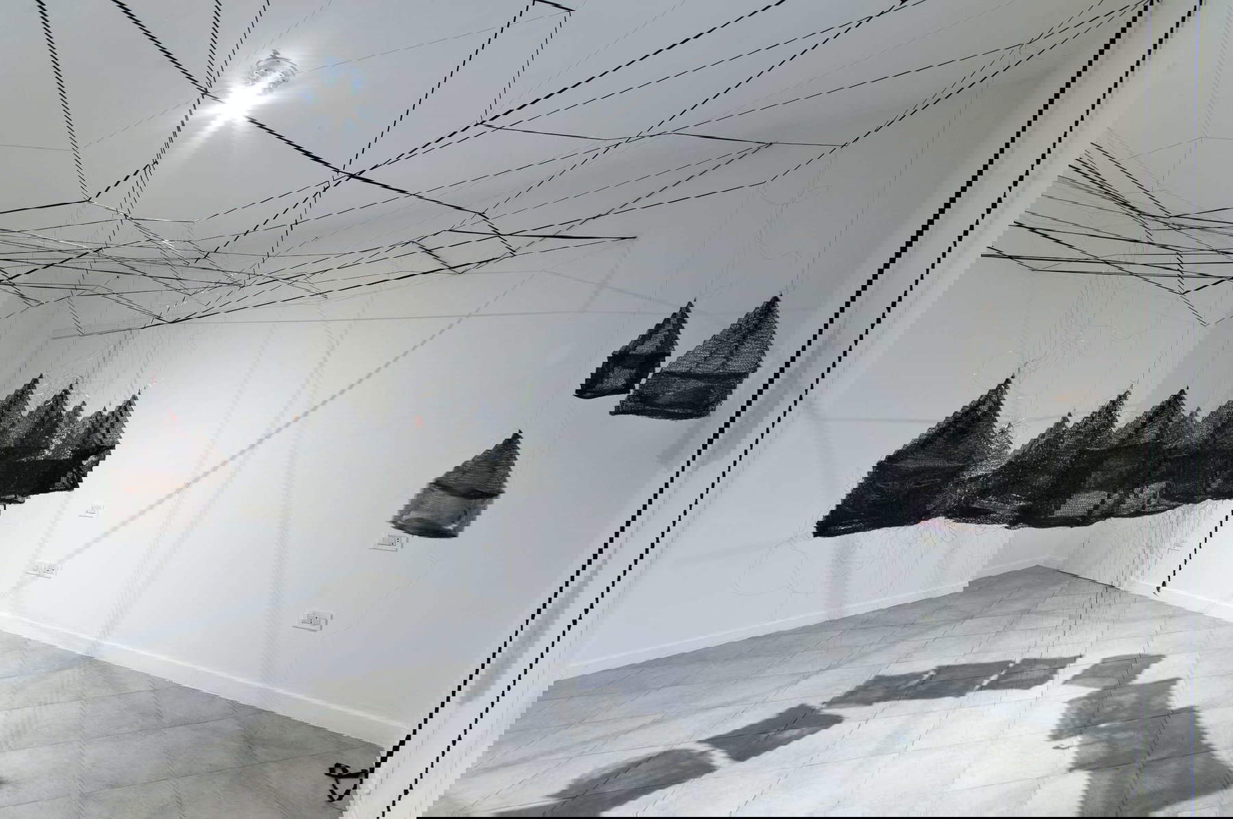 Laura Patacchia, La città di Perla (2015-2016; elastischer Faden, Kupferdraht, gemischte Materialien, räumliche Dimensionen). Spazio Ulisse, Chiusi. Foto: Luca Trauzzola Laura Patacchia, La città di Perla (2015-2016; elastischer Faden, Kupferdraht, gemischte Materialien, räumliche Dimensionen). Spazio Ulisse, Chiusi. Foto: Luca Trauzzola