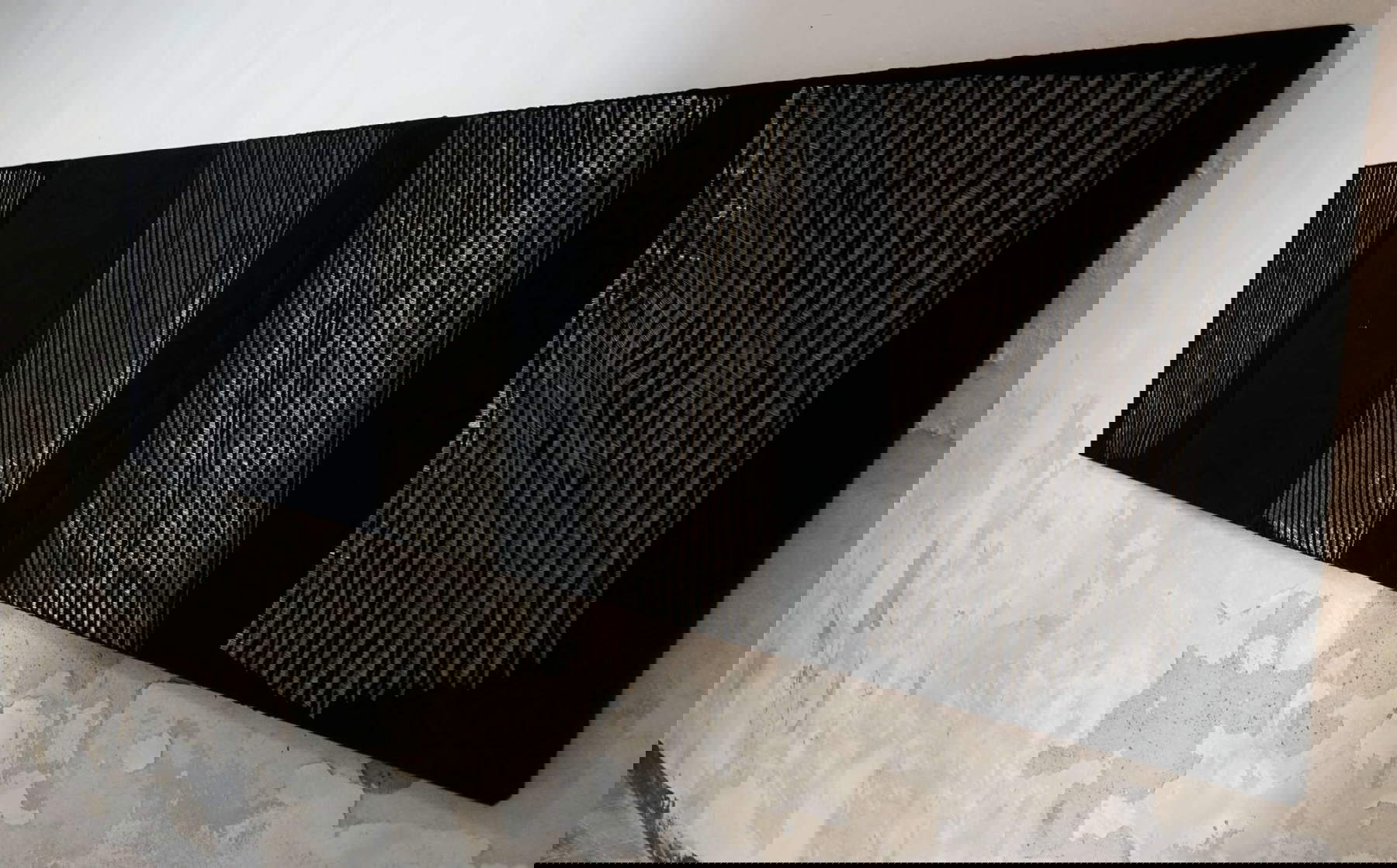 Laura Patacchia, Lacrimosa (2016; Samt, Nadeln, Leinwand, 80x400 cm). Todi Open Doors, Todi, 2019. Foto: Auro und Celso Ceccobelli Laura Patacchia, Lacrimosa (2016; Samt, Nadeln, Leinwand, 80x400 cm). Todi Open Doors, Todi, 2019. Foto: Auro und Celso Ceccobelli