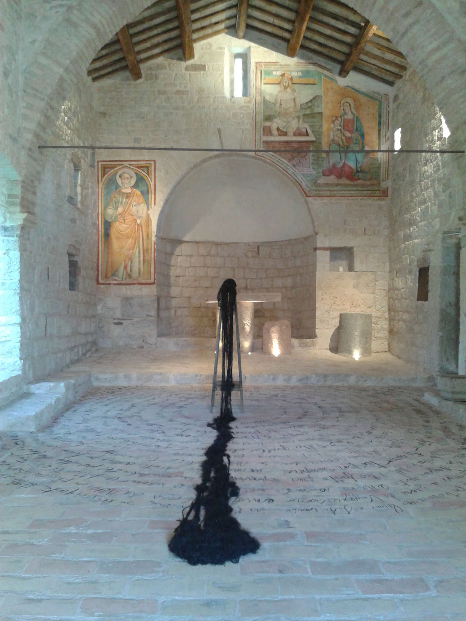 Laura Patacchia, Mio adorato amore (Schiffsbaggerseil, Holzkohleschrift, gemischte Materialien, Umweltdimensionen). Chiaveumbra, Kirche von San Pietro al Pettine, Trevi, 2016 Laura Patacchia, Mio adorato amore (Schiffsbaggerseil, Holzkohleschrift, gemischte Materialien, Umweltdimensionen). Chiaveumbra, Kirche von San Pietro al Pettine, Trevi, 2016