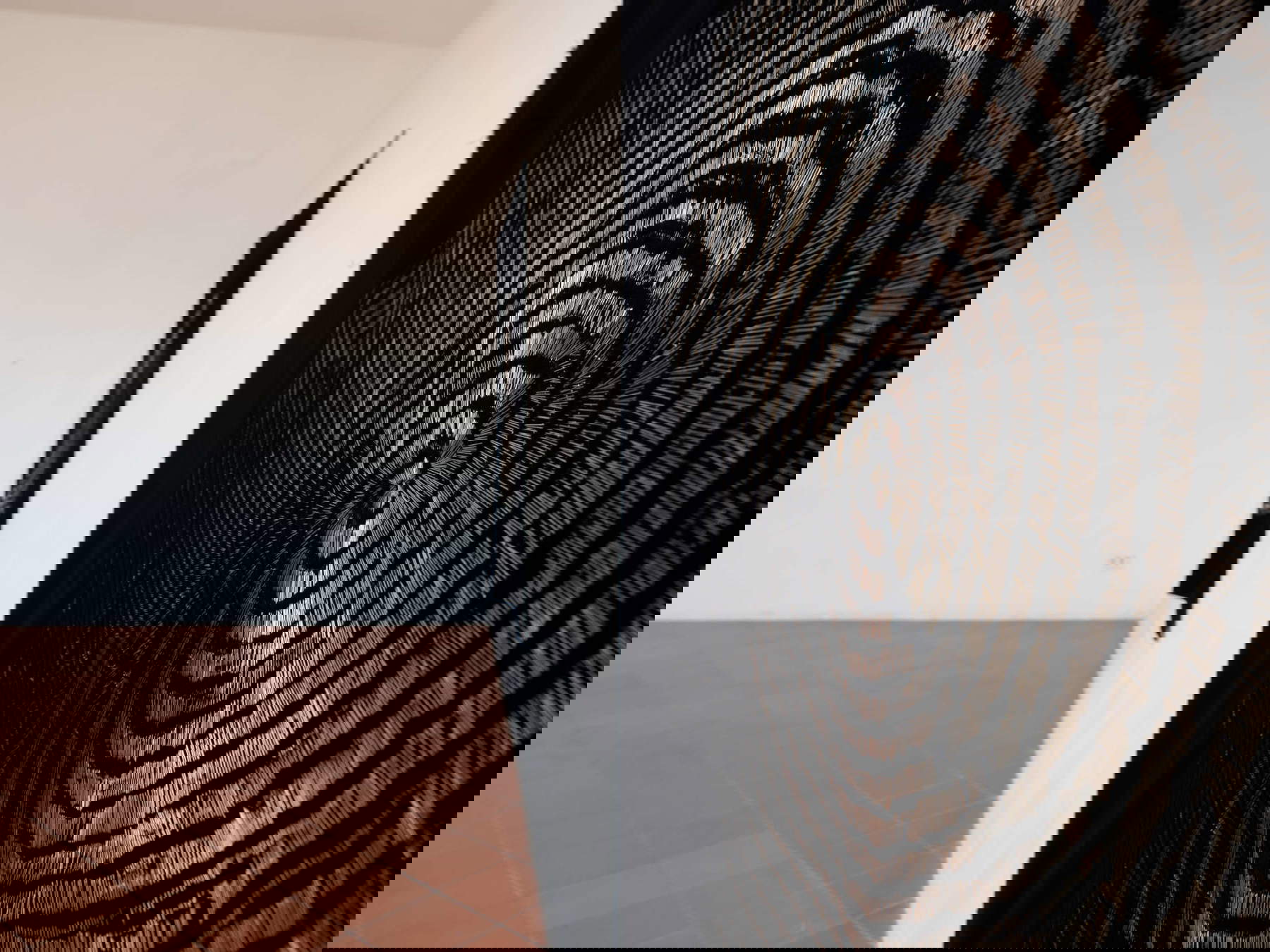 Laura Patacchia, Tonsura (2021; Samt, Stifte, 160x150 cm). Art 4 Future, Palazzo Lucarini Contemporary, Trevi, 2023. Foto: Zouhair Bellahmar Laura Patacchia, Tonsura (2021; Samt, Stifte, 160x150 cm). Art 4 Future, Palazzo Lucarini Contemporary, Trevi, 2023. Foto: Zouhair Bellahmar
