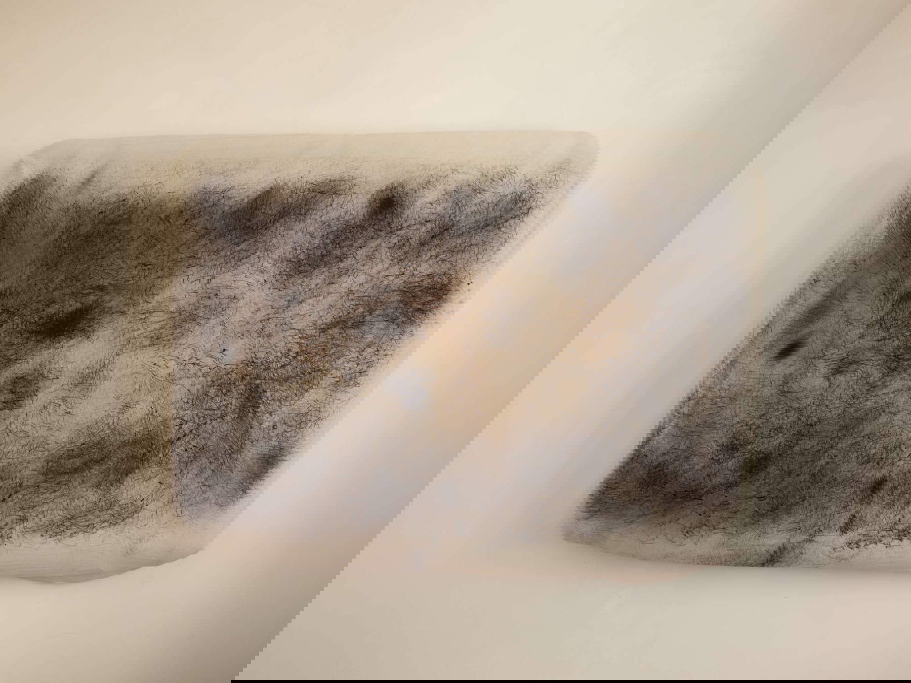 Laura Patacchia, Trasudazioni notturne (1997; Tinte, Blatt, Matratze, 120x190 cm). Art 4 Future, Palazzo Lucarini Contemporary, Trevi, 2023. Foto: Zouhair Bellahmar Laura Patacchia, Trasudazioni notturne (1997; Tinte, Blatt, Matratze, 120x190 cm). Art 4 Future, Palazzo Lucarini Contemporary, Trevi, 2023. Foto: Zouhair Bellahmar