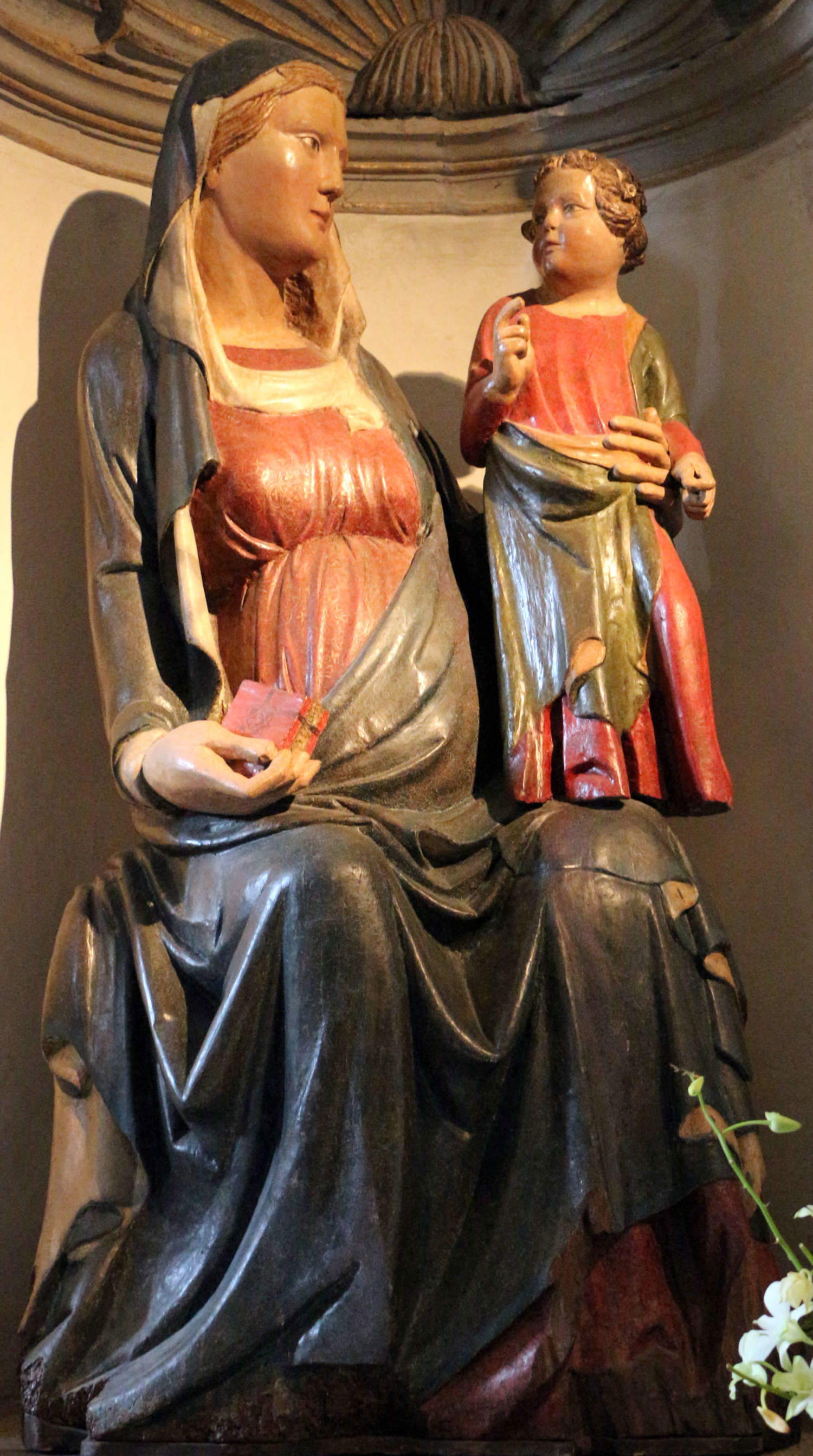 Tino di Camaino, Madonna mit Kind (um 1317; bemaltes Holz; Anghiari, Badia di San Bartolomeo) Tino di Camaino, Madonna mit Kind (um 1317; bemaltes Holz; Anghiari, Badia di San Bartolomeo)